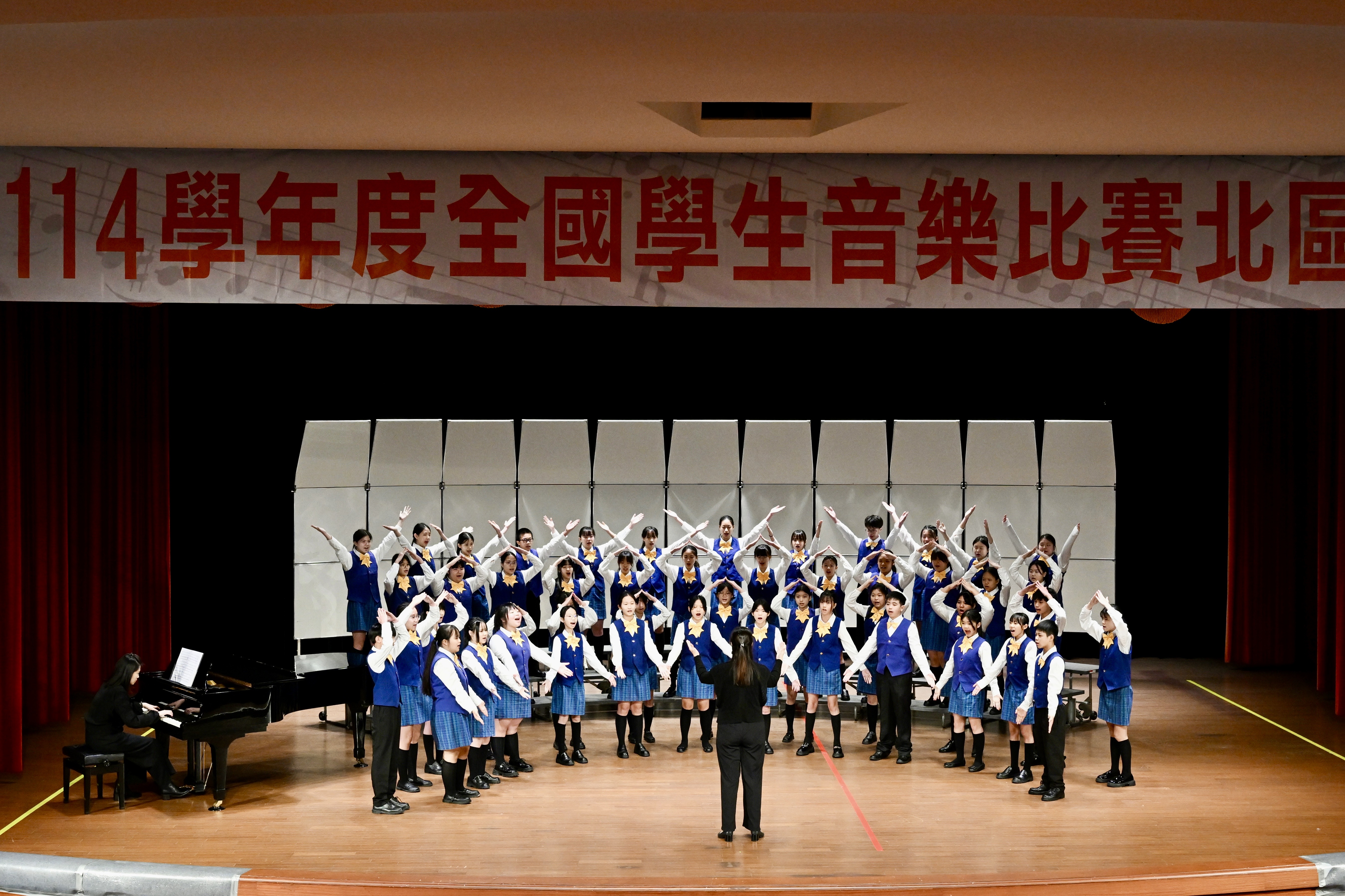 合唱團參加全國賽表演照片